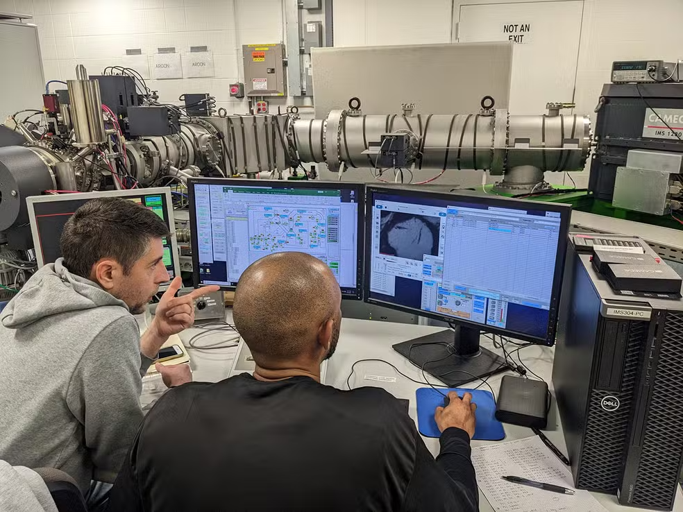 Em laboratórios de alta tecnologia, Dottin e seus colegas de pesquisa analisaram os dados da espectrometria de massa de íons secundários em amostras da Apollo 17 — Foto: Divulgação/Brown University
