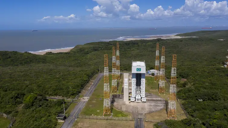 Imagem aérea do Centro de Lançamento de Alcântara, no Maranhão, mostrando as plataformas de lançamento, instalações técnicas e a paisagem litorânea ao redor.