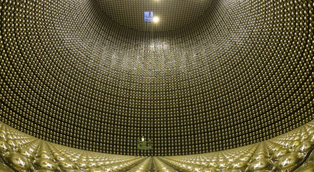 O Super-Kamiokande é o maior detector de Cherenkov em água do mundo. A construção começou em 1991 e, após cinco anos de obras, as observações começaram em 1º de abril de 1996. O Super-Kamiokande é operado por uma colaboração internacional de cerca de 230 pessoas e aproximadamente 50 institutos do Japão, Estados Unidos, Polônia, Coreia, China, Espanha, Canadá, Reino Unido, Itália, França e Vietnã.
O detector Super-Kamiokande consiste em um tanque de aço inoxidável com 39,3 m de diâmetro e 41,4 m de altura, preenchido com 50.000 toneladas de água. Cerca de 13.000 fotomultiplicadores estão instalados nas paredes do tanque. O detector está localizado a 1.000 metros de profundidade na mina de Kamioka, na cidade de Hida, Gifu, Japão.