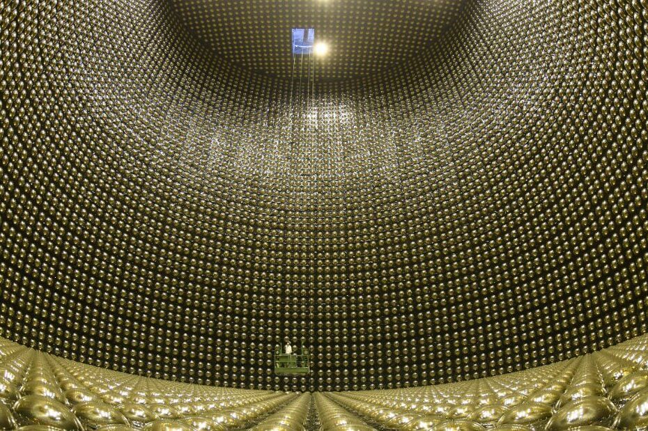 O Super-Kamiokande é o maior detector de Cherenkov em água do mundo. A construção começou em 1991 e, após cinco anos de obras, as observações começaram em 1º de abril de 1996. O Super-Kamiokande é operado por uma colaboração internacional de cerca de 230 pessoas e aproximadamente 50 institutos do Japão, Estados Unidos, Polônia, Coreia, China, Espanha, Canadá, Reino Unido, Itália, França e Vietnã. O detector Super-Kamiokande consiste em um tanque de aço inoxidável com 39,3 m de diâmetro e 41,4 m de altura, preenchido com 50.000 toneladas de água. Cerca de 13.000 fotomultiplicadores estão instalados nas paredes do tanque. O detector está localizado a 1.000 metros de profundidade na mina de Kamioka, na cidade de Hida, Gifu, Japão.