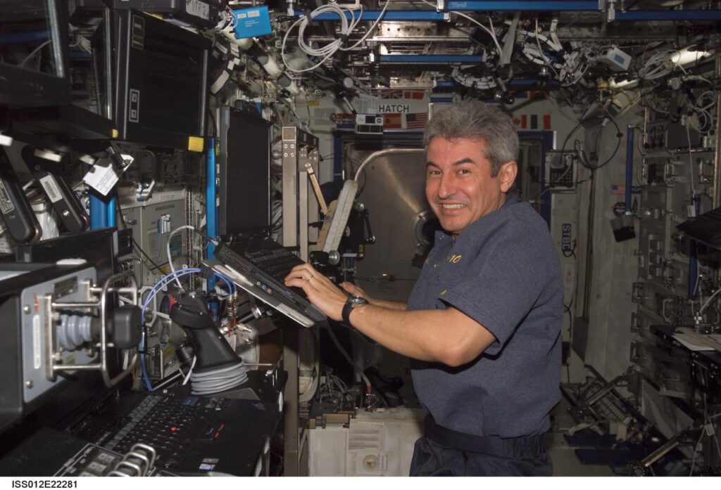 astronauta brasileiro Marcos Pontes utiliza um computador na estação espacial internacional