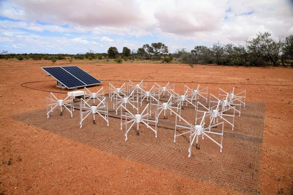 Radiotelesc&oacute;pio Murchison Widefield Array (MWA) no deserto da Austr&aacute;lia Ocidental, com milhares de antenas distribu&iacute;das em tiles, projetado para observar a Via L&aacute;ctea e o universo primitivo em baixas frequ&ecirc;ncias de r&aacute;dio.
