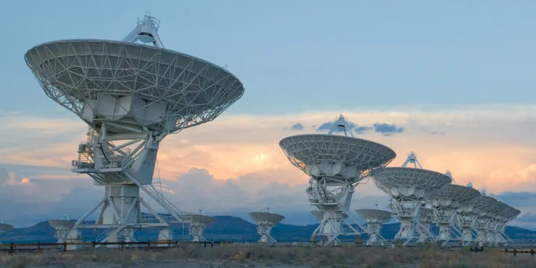 O Very Large Array, um dos principais observatórios astronômicos de rádio do mundo, é composto por 27 antenas de rádio dispostas em uma configuração em forma de Y nas Planícies de San Agustin, a 80 quilômetros a oeste de Socorro, no Novo México. Cada antena possui 25 metros (82 pés) de diâmetro. Os dados das antenas são combinados eletronicamente para proporcionar uma resolução equivalente à de uma antena de 36 km (22 milhas) de largura, com a sensibilidade de uma antena de 130 metros (422 pés) de diâmetro. Créditos: NRAO