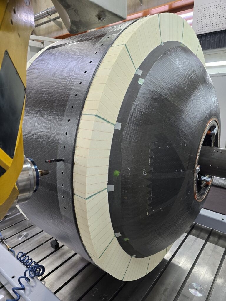 Tanque de hidrogênio do Phoebus durante a produção na MT Aerospace, em Augsburg, Alemanha, outubro de 2025. Este tanque terá capacidade para quase 2.600 litros e mede 2 metros de diâmetro.
O tanque concluiu as primeiras etapas de fabricação de seu vaso de pressão interno na MT Aerospace, em Augsburg, Alemanha, em setembro de 2025.