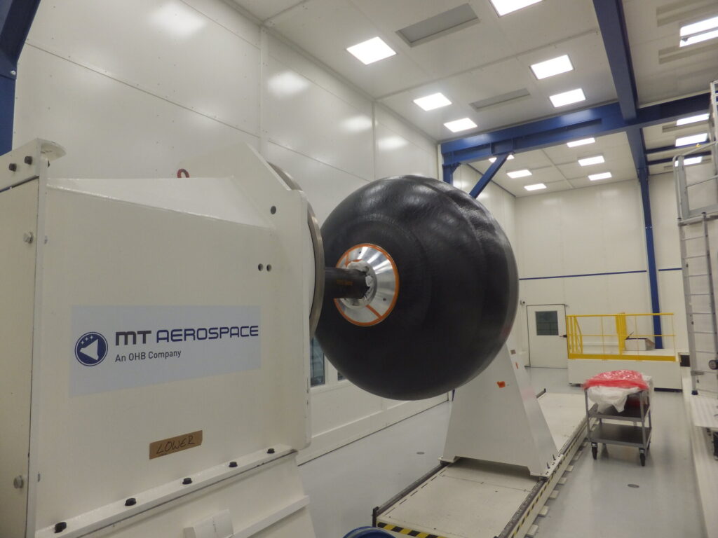 Phoebus é um projeto da Agência Espacial Europeia (ESA), em parceria com a ArianeGroup e a MT Aerospace. O objetivo é avaliar a viabilidade e os benefícios de substituir os tanques metálicos do estágio superior do Ariane 6 por tanques de plástico reforçado com fibra de carbono. Embora esse material leve ofereça a possibilidade de economizar várias toneladas de massa, essa abordagem nunca foi implementada antes e apresenta desafios técnicos significativos