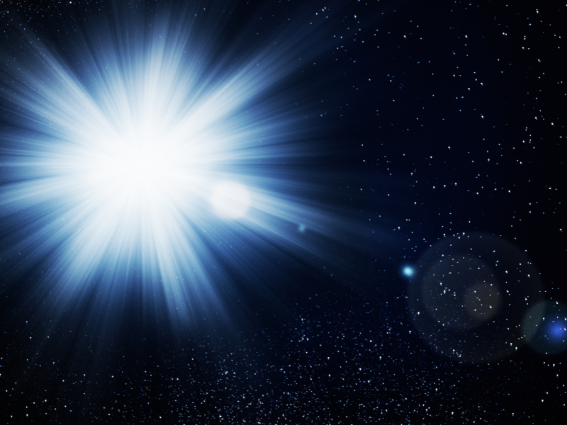 Ilustração mostra o brilho intenso da explosão estelar Nova Scorpii 2023, com jatos de gás e poeira sendo lançados no espaço após a erupção, representando a emissão prolongada de raios X observada pelos astrônomos.