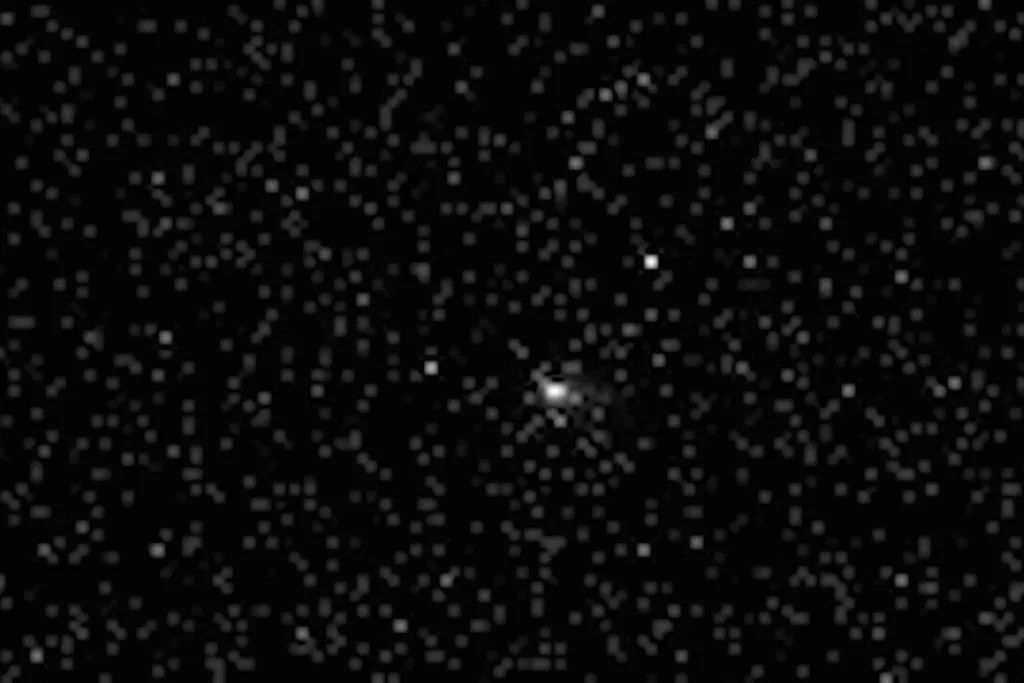 I/ATLAS, capturadas da órbita de Marte pela missão Tianwen 1 no início de outubro de 2025. fundo preto estrelado o cometa em evidencia (Crédito da imagem: CNSA)