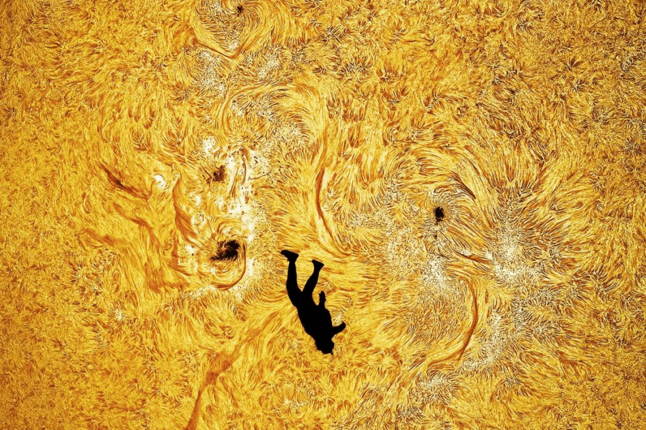 Silhueta do paraquedista em contraste com o Sol, revelando com clareza as manchas solares Image credit: Andrew McCarthy / cosmicbackground.io