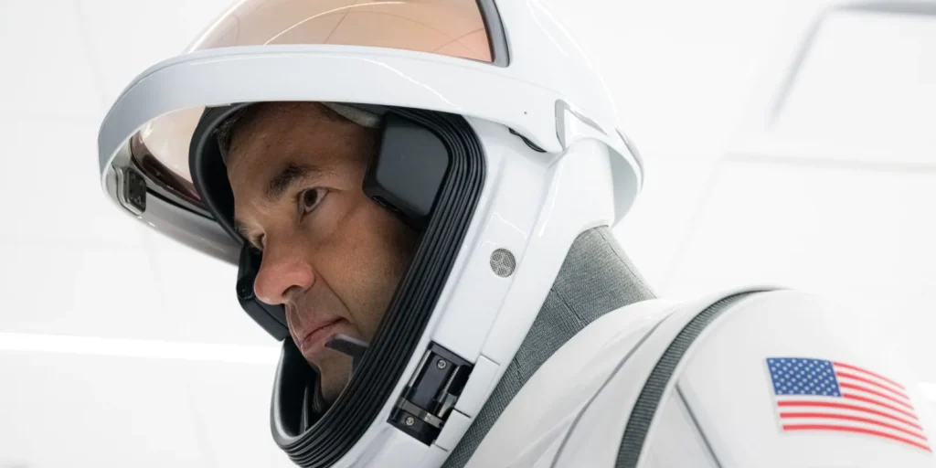 Retrato de Jared Isaacman vestindo o traje espacial da SpaceX, em foto de perfil oficial.
Créditos: SpaceX