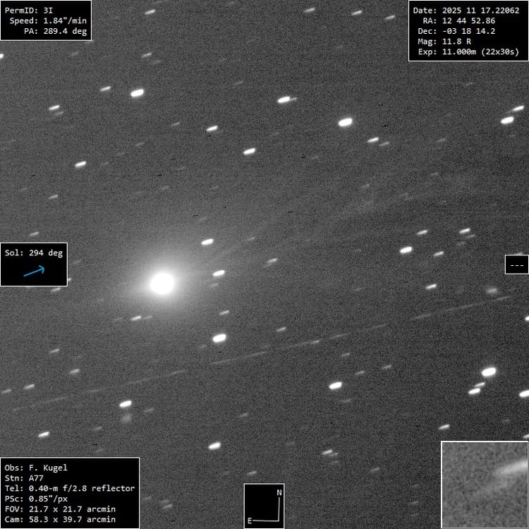 Imagem detalhada do cometa interestelar 3I/ATLAS composta por 22 exposições de 30 segundos cada. A cauda do cometa aparece longa e bem definida contra um fundo repleto de estrelas, revelando variações sutis de brilho e estrutura. Foto capturada pelo astrofotógrafo Francois Kugel com um telescópio de 0,4 m.