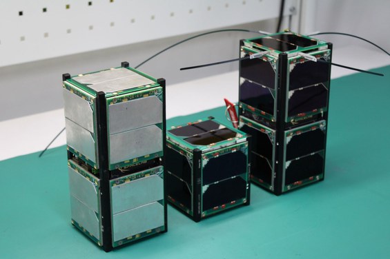 Satélites FloripaSat, desenvolvidos pela Universidade Federal de Santa Catarina (UFSC), que representam o avanço da pesquisa espacial brasileira.
Créditos: UFSC