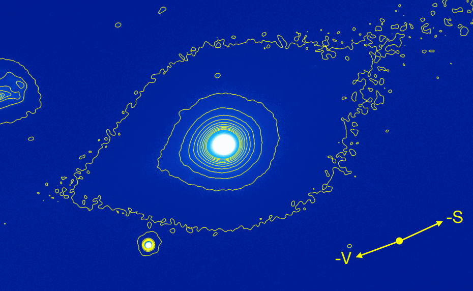 O "Olho Cósmico" do 3I/ATLAS. Esta imagem de contorno realça a estrutura alongada da coma, revelando o material ejetado que forma o "leque solar" (sunward fan) e a cauda de poeira. Repare no objeto menor à esquerda, uma galáxia distante que serve de testemunha à passagem do cometa. Créditos: Nordic Optical Telescope, 11 Nov 2025