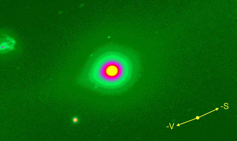 O calor da sublimação em cores. Usando um falso-colorido, esta imagem destaca as diferentes intensidades de emissão. O núcleo, mais ativo e quente, aparece em tons de vermelho e amarelo, enquanto a coma se espalha em verde, mostrando a liberação de poeira e gás impulsionada pelo Sol.
Créditos: Nordic Optical Telescope, 11 Nov 2025