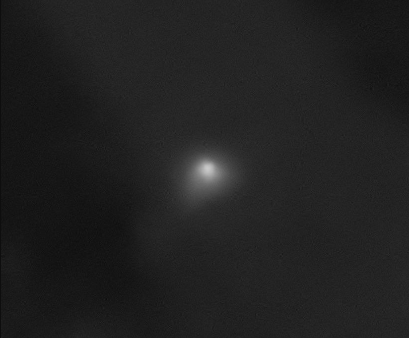 Imagem do cometa interestelar 3I/ATLAS capturada pela câmera HiRISE a bordo do Mars Reconnaissance Orbiter da NASA em 2 de outubro de 2025, quando o cometa estava a aproximadamente 30 milhões de km da sonda. Créditos: NASA/JPL-Caltech/Universidade do Arizona.