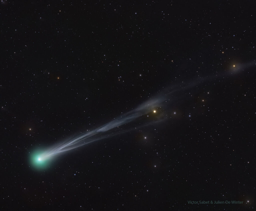 O Cometa C/2025 A6 (Lemmon) continua a brilhar à medida que avança pelos céus do hemisfério norte. A imagem revela sua cauda iônica dividida e em rápida mudança, registrada no Texas, enquanto o objeto se aproxima do periélio em 8 de novembro e chega mais perto da Terra em 21 de outubro. Astrônomos e astrofotógrafos seguem atentos ao possível aumento de brilho nas próximas semanas.
Crédito: Victor Sabet & Julien De Winter