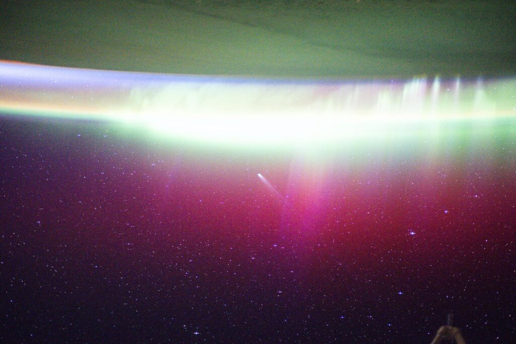 Fotografia de longa exposição do Cometa Lemmon vista da Estação Espacial Internacional, mostrando sua coma brilhante contra o fundo escuro do espaço. A imagem foi capturada enquanto a estação orbitava sobre o oeste da China, próxima à fronteira com a Mongólia.