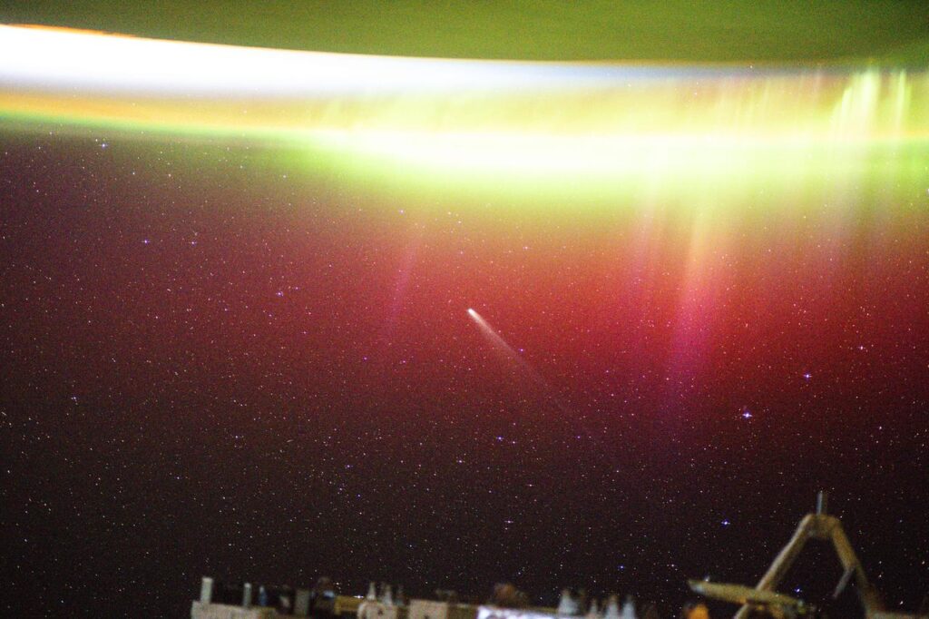 Fotografia de longa exposição feita pela Estação Espacial Internacional mostrando uma aurora brilhante acima da Terra enquanto o cometa Lemmon (C/2025 A6) passa ao fundo, a 57,2 milhões de milhas do planeta. Capturada a 263 milhas de altitude sobre o norte de Minnesota. Crédito: NASA/JSC.