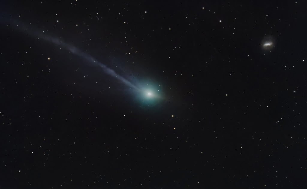 Imagem do cometa interestelar 3I/ATLAS, composta por 24 exposições de 60 segundos cada, mostrando o núcleo brilhante e uma cauda de gás alongada, com indícios de uma cauda de poeira e uma anti-cauda sutil. A captura foi feita pelo astrofotógrafo Satoru Murata usando um telescópio de 0,2 m.