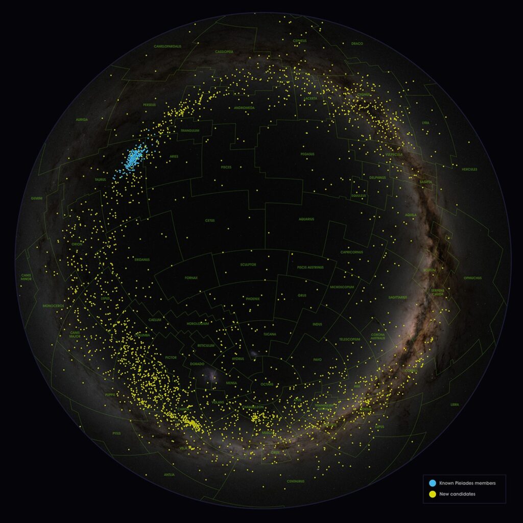 Visualização cobrindo dois terços do céu noturno que mostra a extensão do Greater Pleiades Complex. As estrelas originais das Plêiades (Messier 45) aparecem em azul, enquanto novos membros identificados são destacados em amarelo. As constelações estão contornadas e rotuladas em verde. Créditos: NASA/GSFC, ESA/Gaia/DPAC, Boyle et al. 2025.