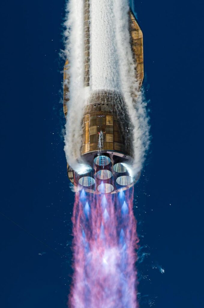 Lançamento do foguete New Glenn da Blue Origin transportando as duas espaçonaves ESCAPADE da NASA no dia 13 de novembro de 2025, visto de Cape Canaveral com a coluna de fogo iluminando a plataforma.