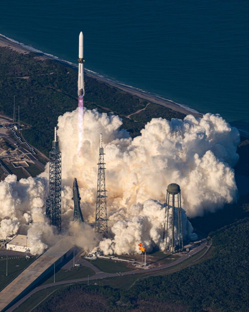 Foguete New Glenn da Blue Origin elevando-se ao céu durante o lançamento da missão ESCAPADE da NASA em 13 de novembro de 2025, com a pluma brilhante do motor destacada contra o horizonte.