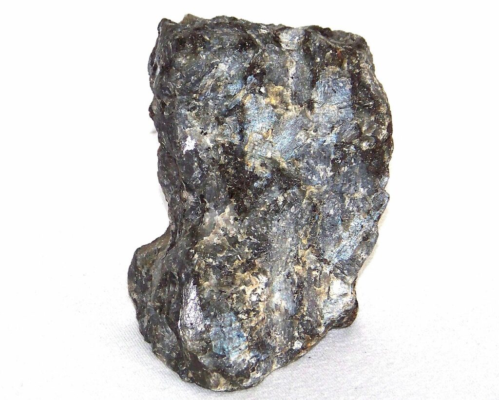 Cristais de anortosito labradorito da região de Woliborz, Polônia, destacando a textura clara e composição predominantemente de feldspato plagioclase. Crédito: Piotr Sosnowski.