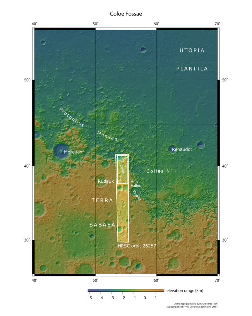 Mapa topográfico em cores da região marciana Coloe Fossae, mostrando diferenças de elevação com tons de verde, azul e laranja — áreas azuis indicam terrenos mais baixos, enquanto laranja e marrom representam regiões elevadas. O mapa destaca áreas e crateras nomeadas, como Utopia Planitia na parte superior e Terra Sabaea na inferior. Um retângulo branco marca uma área específica de interesse.
Crédito: NASA/MGS/MOLA Science Team
