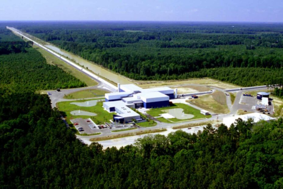 tomada de drone aéreo Observatório LIGO, com seus longos braços em forma de “L”, Créditos: LIGO / Caltech.