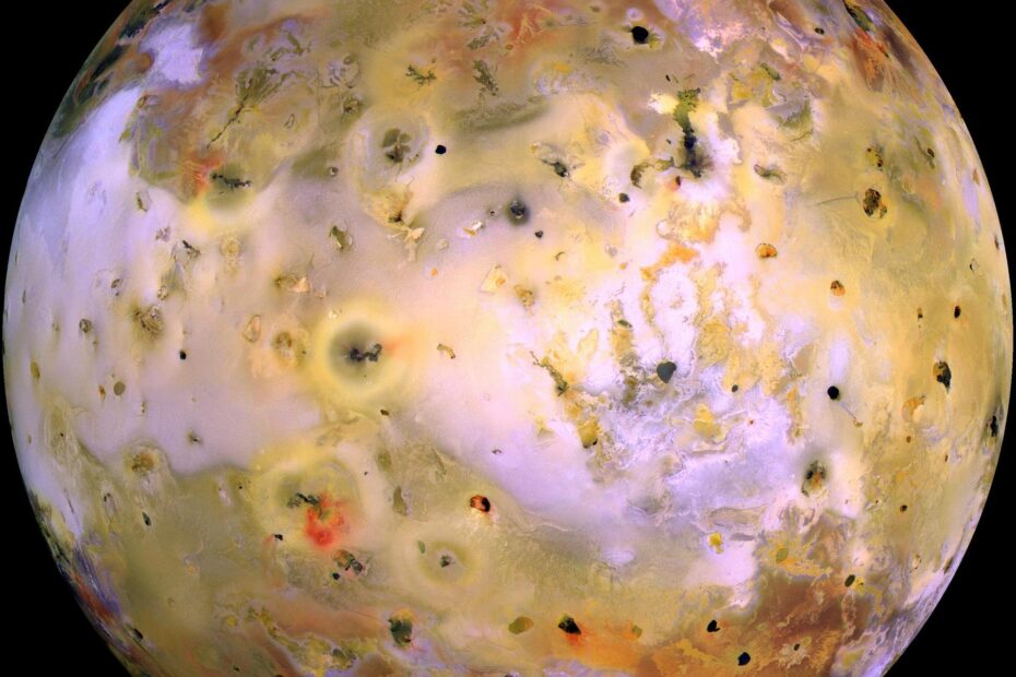 Imagem detalhada da lua Io, satélite de Júpiter, mostrando sua superfície colorida e repleta de vulcões ativos. Regiões brilhantes indicam áreas de intensa atividade vulcânica. Crédito: NASA / JPL-Caltech.