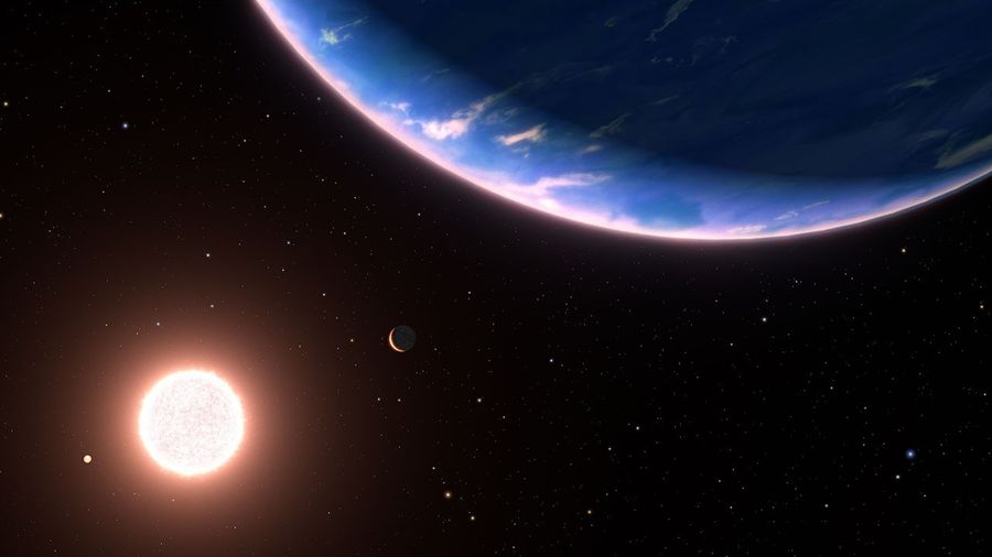 Esta é uma ilustração artística do exoplaneta GJ 9827d, o menor exoplaneta onde vapor d’água foi detectado na atmosfera. O planeta pode representar um exemplo de mundos com atmosferas ricas em água existentes em outras partes da nossa galáxia.
Com apenas o dobro do diâmetro da Terra, o GJ 9827d orbita a estrela anã vermelha GJ 9827. Dois planetas internos do sistema aparecem à esquerda. As estrelas de fundo estão representadas como seriam vistas a olho nu olhando em direção ao nosso Sol, que é fraco demais para ser observado.
A estrela azul no canto superior direito é Régulo, a estrela amarela no centro inferior é Denébola, e a estrela azul no canto inferior direito é Spica. A constelação de Leão está à esquerda, e Virgem à direita — ambas distorcidas em relação à nossa perspectiva terrestre, a 97 anos-luz de distância.
Créditos: NASA, ESA, Leah Hustak (STScI), Ralf Crawford (STScI).