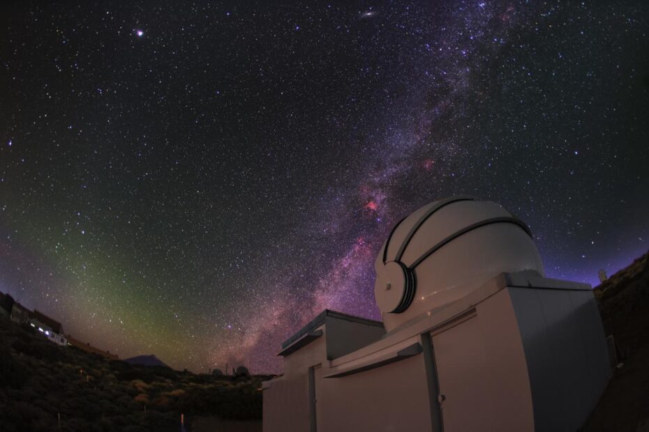 Terceiro telescópio do Two-Meter Twin Telescope (TTT3) no Observatório do Teide, operado por Light Bridges, captando sua primeira luz do universo. Foto: J.C. Casado.