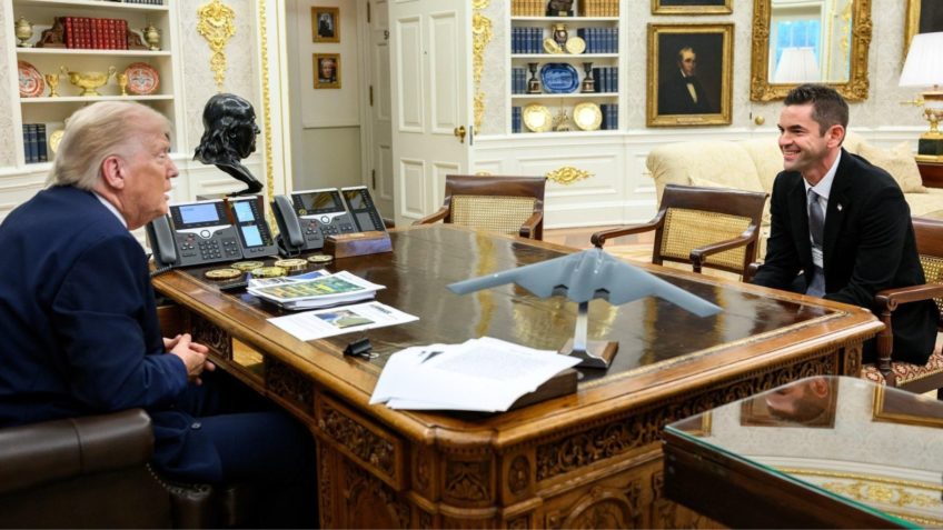 Donald Trump e Jared Isaacman conversando no Salão Oval da Casa Branca.

Créditos: W.H EUA