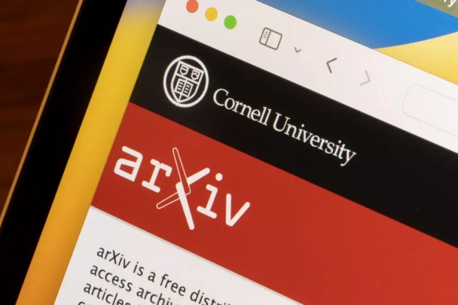 Tela de computador exibindo o site do arXiv, plataforma online de pré-publicações científicas utilizada por pesquisadores para compartilhar estudos antes da revisão por pares.