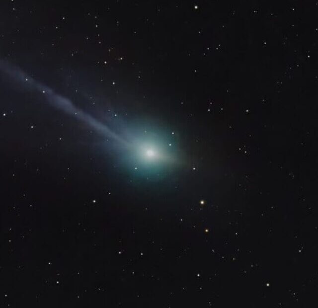 Imagem do cometa interestelar 3I/ATLAS, composta por 24 exposições de 60 segundos cada, mostrando o núcleo brilhante e uma cauda de gás alongada, com indícios de uma cauda de poeira e uma anti-cauda sutil. A captura foi feita pelo astrofotógrafo Satoru Murata usando um telescópio de 0,2 m.