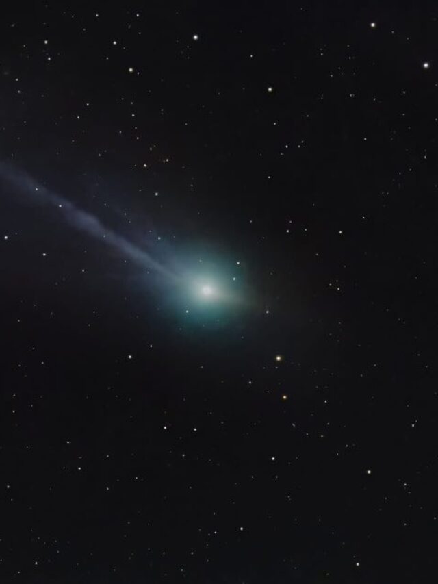 Imagem do cometa interestelar 3I/ATLAS, composta por 24 exposições de 60 segundos cada, mostrando o núcleo brilhante e uma cauda de gás alongada, com indícios de uma cauda de poeira e uma anti-cauda sutil. A captura foi feita pelo astrofotógrafo Satoru Murata usando um telescópio de 0,2 m.