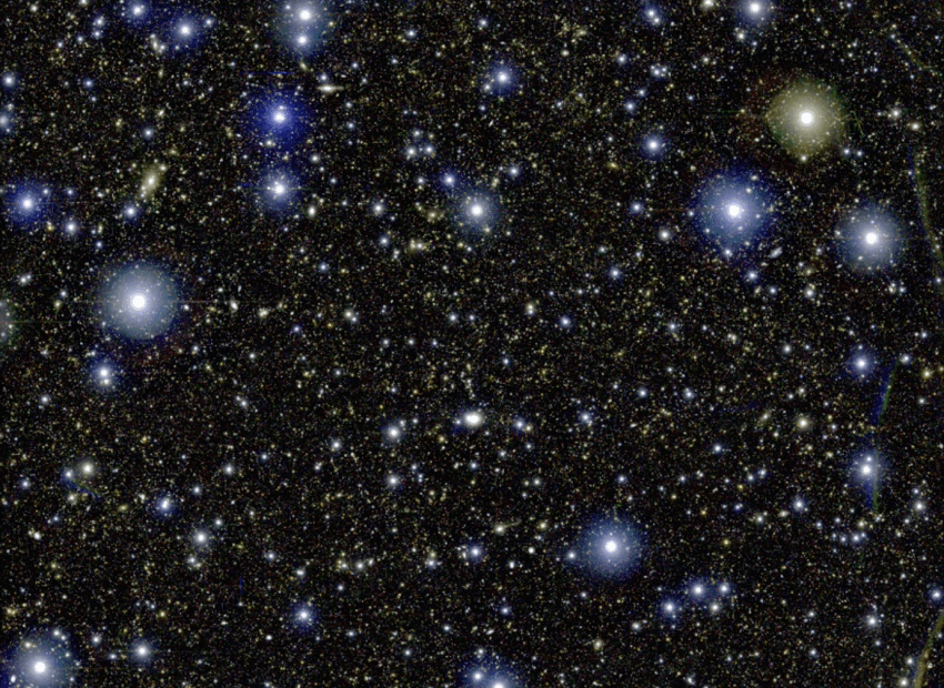 Imagem mostrando a região do céu analisada pelo levantamento DEVILS. O campo de visão inclui diversas galáxias distribuídas em diferentes distâncias e luminosidades, representando uma área profunda do universo usada para estudar como o ambiente local influencia a evolução galáctica. Créditos: The DEVILS team.