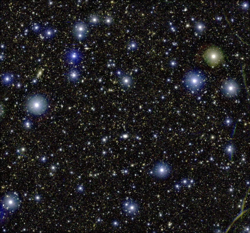 Imagem mostrando a região do céu analisada pelo levantamento DEVILS. O campo de visão inclui diversas galáxias distribuídas em diferentes distâncias e luminosidades, representando uma área profunda do universo usada para estudar como o ambiente local influencia a evolução galáctica. Créditos: The DEVILS team.