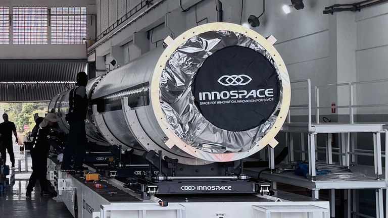 Foguete sul-coreano HANBIT-Nano sendo transportado na Base de Alcântara, no Maranhão, em preparação para lançamento. Crédito: Innospace / Agência Espacial Brasileira (AEB).