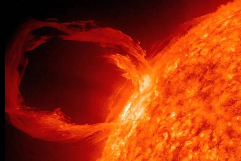 Proeminência solar , comparada ao tamanho da Terra, mostrando o gigantesco filamento de plasma frio aprisionado por campos magnéticos. Créditos: ESA/NASA.