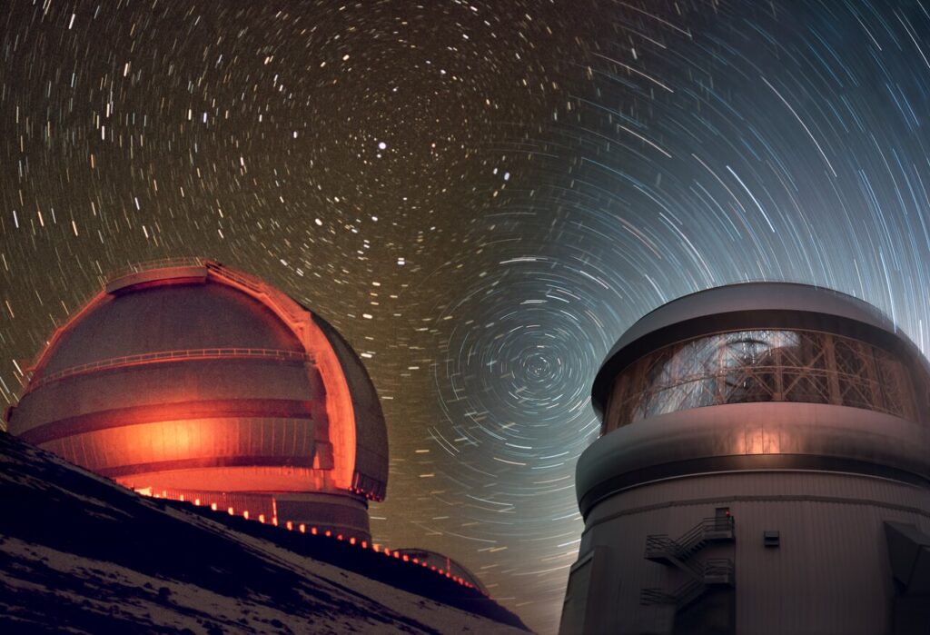Montagem mostrando os telescópios Gemini North e Gemini South sob um céu estrelado, com as cúpulas iluminadas e destaque para o ambiente astronômico noturno. Crédito: International Gemini Observatory.