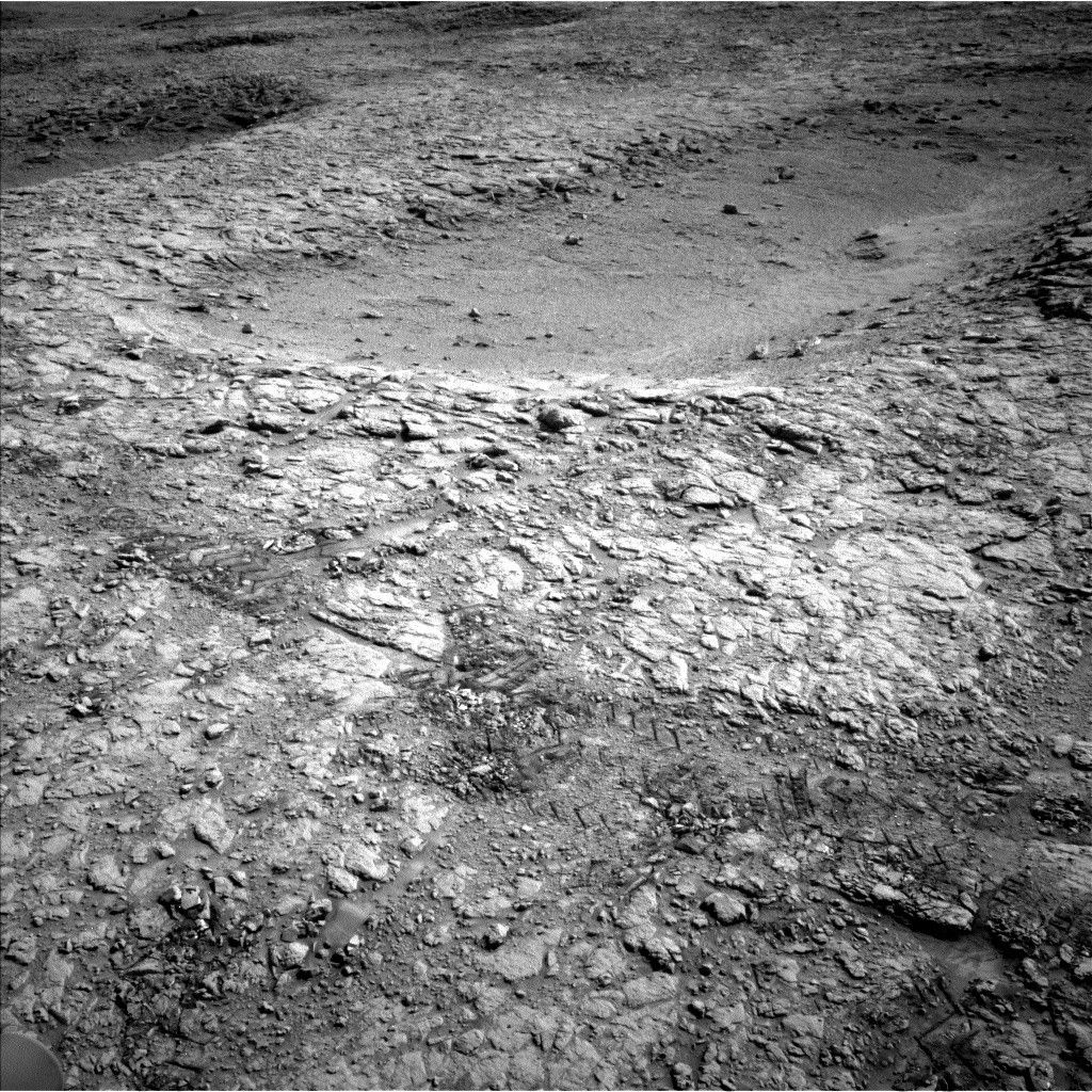 Imagem capturada pelo rover Curiosity mostrando a área de perfuração “Nevado Sajama” em uma crista rochosa de Marte, registrada pela Left Navigation Camera no Sol 4709 da missão Mars Science Laboratory.