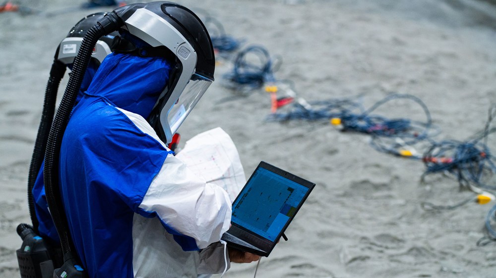 Rede de cabos instalada na superfície e abaixo do solo da instalação LUNA, usada para detectar deformações e mapear estruturas subterrâneas durante testes de tecnologias para localizar gelo de água lunar. Crédito: © DLR. All rights reserved.