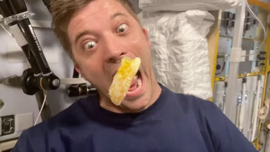 O astronauta da NASA Matthew Dominick consome uma tangerina na Estação Espacial Internacional (ISS) — Foto: Space/Nasa