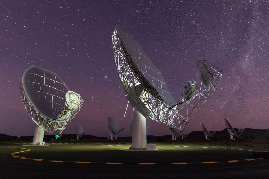 radiotelescópio MeerKAT no deserto de Karoo, mostrando várias antenas parabólicas distribuídas pelo terreno árido da África do Sul.