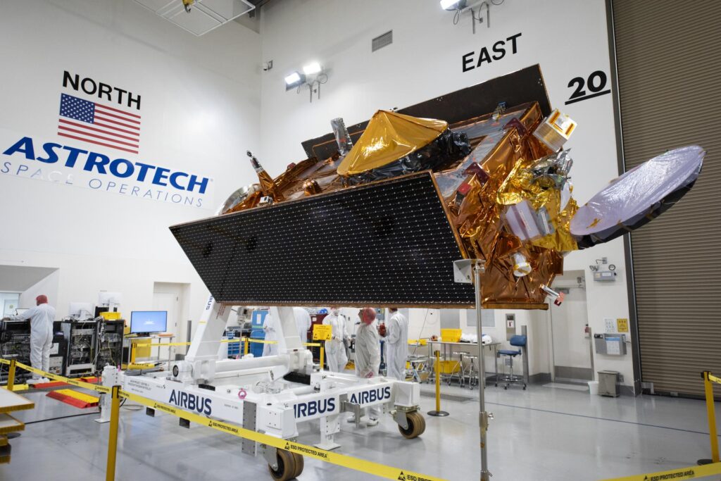 Técnicos transferem a espaçonave Sentinel-6B do hangar da NASA para a instalação de processamento de cargas úteis da Astrotech Space Operations, na Base da Força Espacial de Vandenberg, Califórnia, na quinta-feira, 25 de setembro de 2025. O Sentinel-6B se prepara para o lançamento em 17 de novembro (EST) a bordo de um foguete Falcon 9 da SpaceX.
Créditos: USSF 30th Space Wing