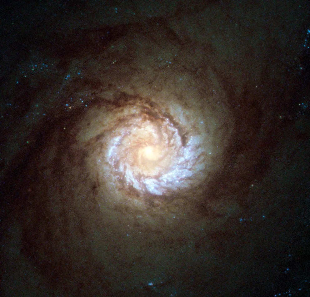 Esta imagem do centro da galáxia M61, capturada pelo Telescópio Espacial Hubble, é composta por observações feitas em luz visível, infravermelha e ultravioleta.
É a imagem mais detalhada que o Hubble já registrou do núcleo dessa galáxia.
Créditos: ESA/Hubble & NASA; Agradecimento: Detlev Odenthal.