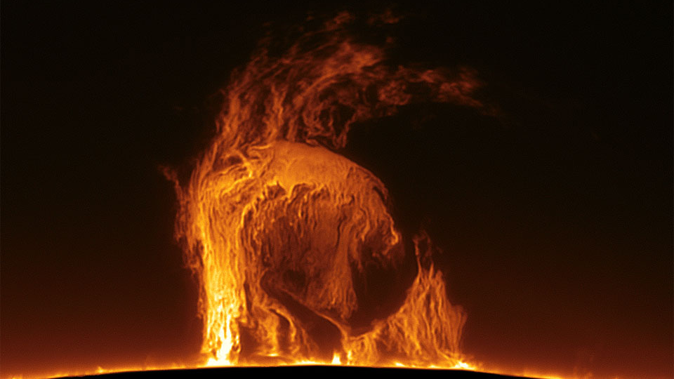 Esta imagem, destacada pela NASA no Astronomy Picture of the Day, mostra uma proeminência solar um gigantesco filamento de plasma que pode superar o tamanho da Terra. Essas estruturas mudam de forma lentamente e podem retornar à superfície do Sol em cerca de um mês (Imagem: Reprodução/Mike Wenz)”