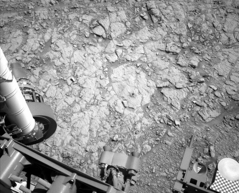 Imagem do buraco de perfuração “Nevado Sajama” em Marte, registrada pelo rover Curiosity com a Left Navigation Camera em 13 de novembro de 2025.