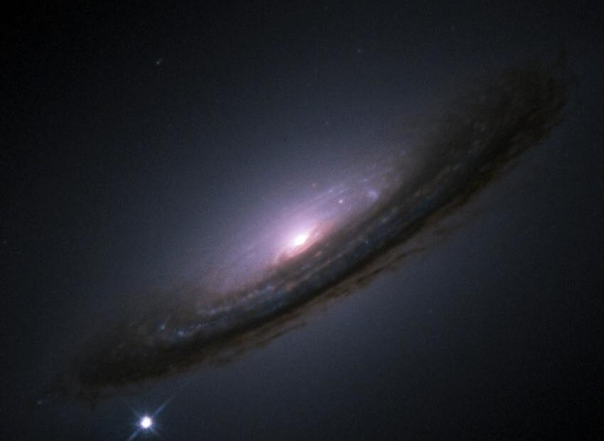 Os pesquisadores usaram supernovas do tipo Ia, semelhantes à SN1994D — retratada em sua galáxia hospedeira NGC 4526 — para ajudar a estabelecer que a expansão do universo pode, na verdade, ter começado a desacelerar. Crédito: NASA/ESA