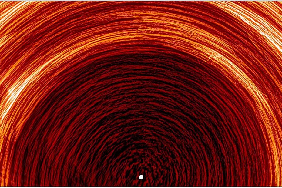 A rede magnética na superfície solar deixa marcas na cromosfera acima. Nas imagens dessa região capturadas pelo instrumento Extreme Ultraviolet Imager (EUI) da missão Solar Orbiter, essas marcas aparecem como pontos brilhantes. Esta imagem processada do pólo sul do Sol (indicado pelo ponto branco) foi construída a partir da combinação de oito dias de observações realizadas em março de 2025. Os rastros dos pontos brilhantes aparecem como arcos luminosos alongados, resultado da rotação solar. Créditos: ESA & NASA / Solar Orbiter / EUI Team